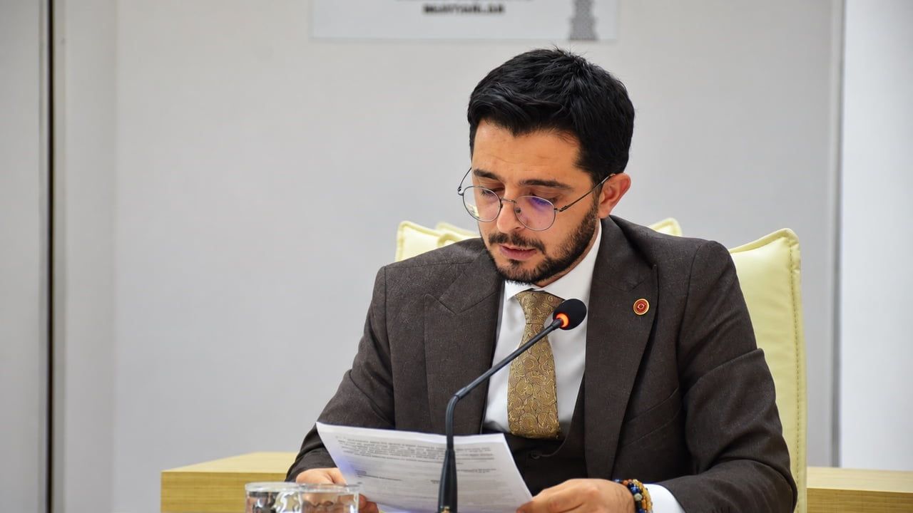Bilecik meclisinde lağım kokusu tartışması ve mikrofon krizi