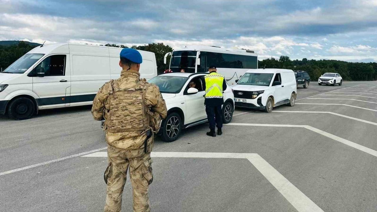 Bilecik merkezinde huzur uygulaması iki aranan şahsın yakalanmasıyla sonuçlandı