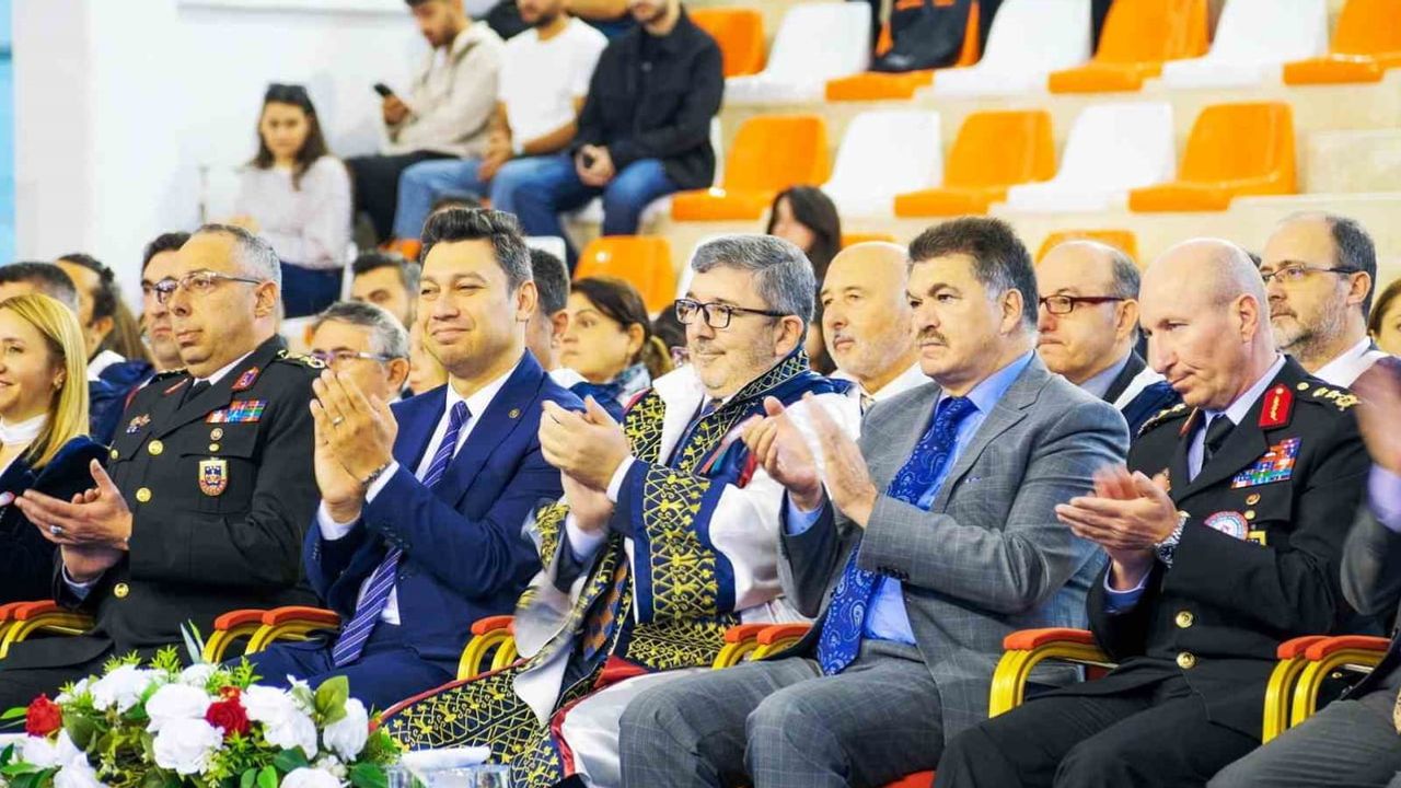 Bilecik Şeyh Edebali Üniversitesi'nde akademik yıl kutlaması: cübbe giyme, açılış dersi ve ödüller