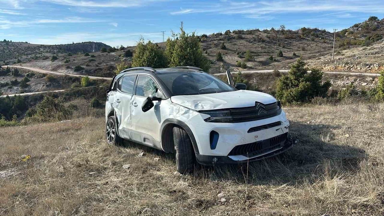 Bilecik'te 1,80 promille alkollü sürücü devrilen araçla yaralandı, ehliyeti 6 ay el konuldu