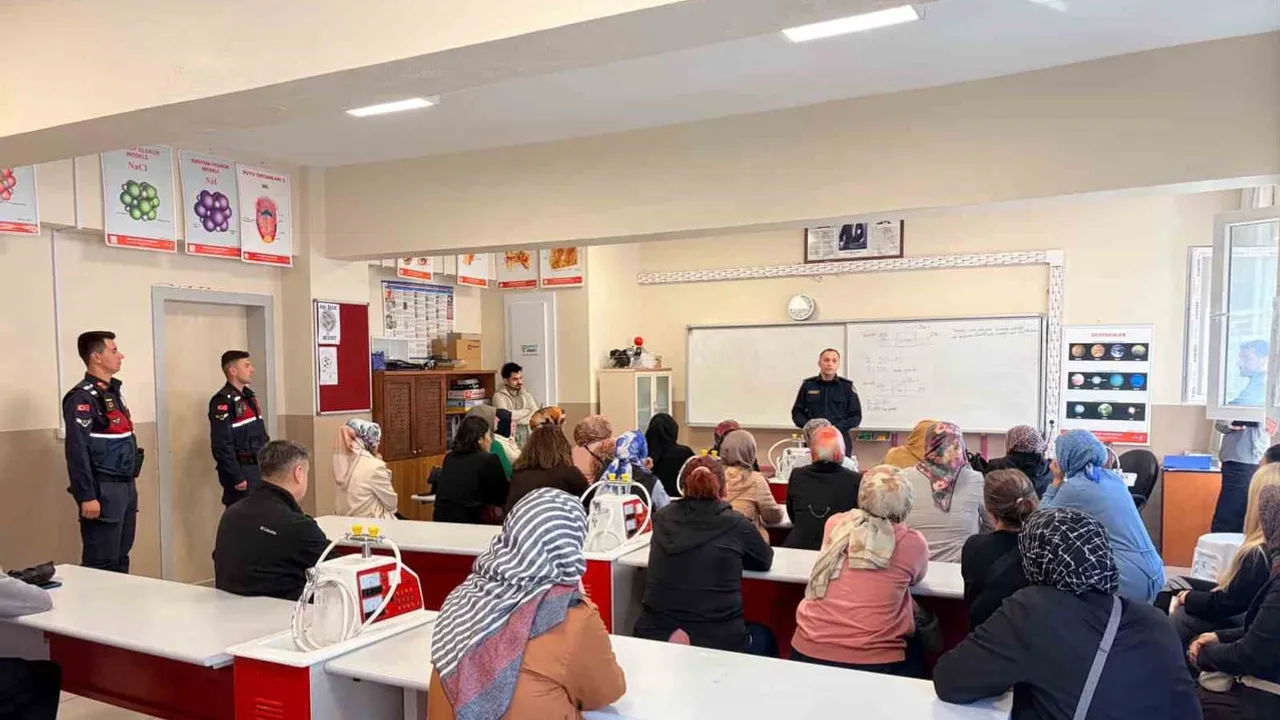 Bilecik'te aile, okul ve jandarma iş birliğiyle velilere güvenlik eğitimi