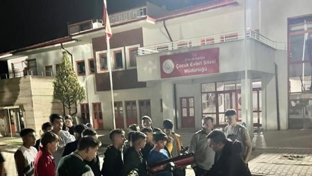 Bilecik'te çocuklar teleskopla gökyüzünü keşfetti