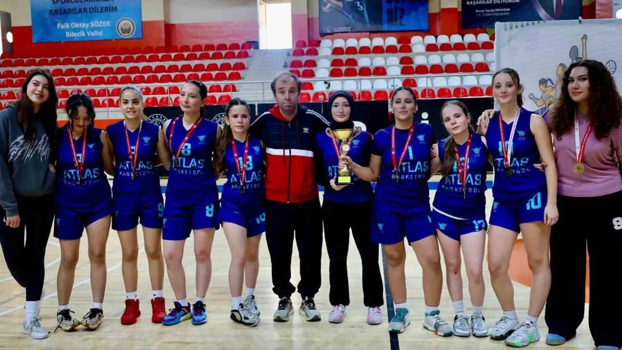 Bilecik'te genç kızlar potada yarıştı, şampiyonlar kupalarını aldı