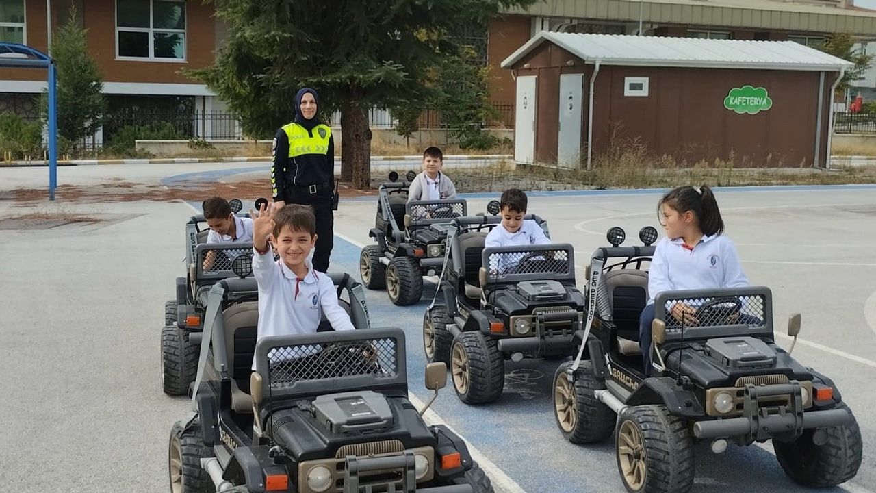 Bilecik'te ilkokul öğrencilerine uygulamalı trafik eğitimi