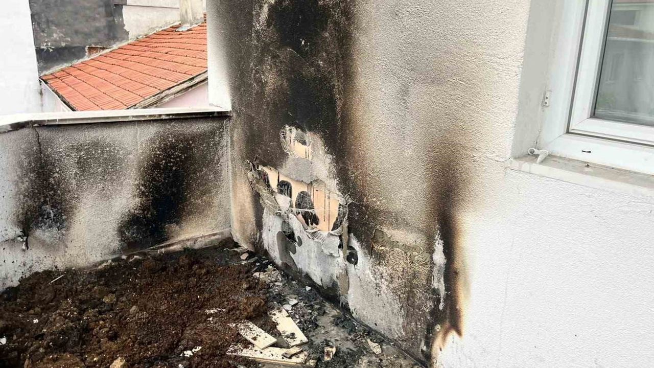 Bilecik'te küçük tüpte unutulan yemek yalıtımı tutuşturdu