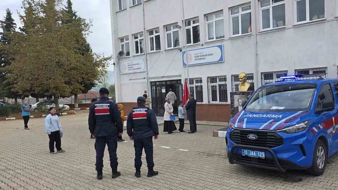 bilecik'te öğrencilerin güvenliği için 20 okul çevresinde jandarma denetimi