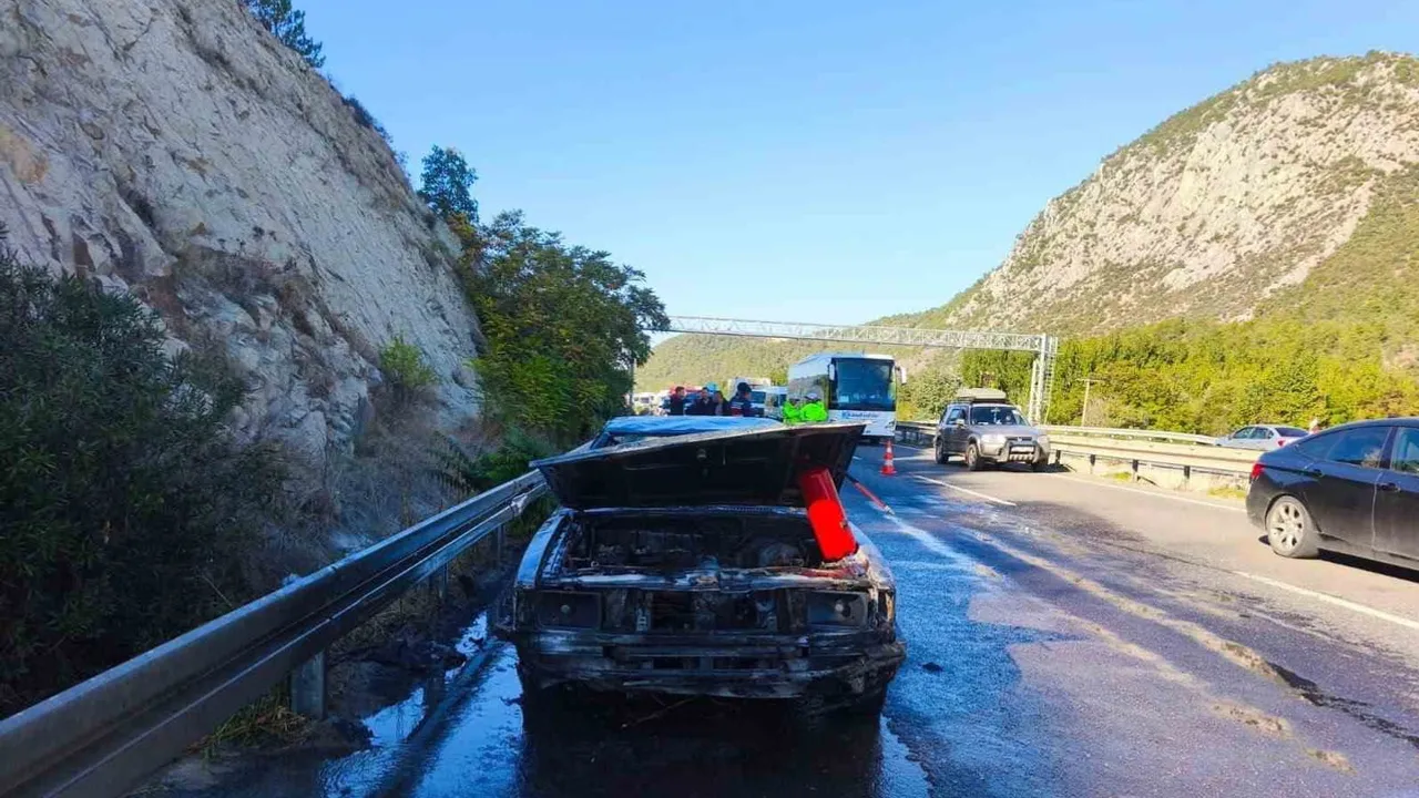 Bilecik’te seyir halindeki otomobil motor kısmından tutuştu