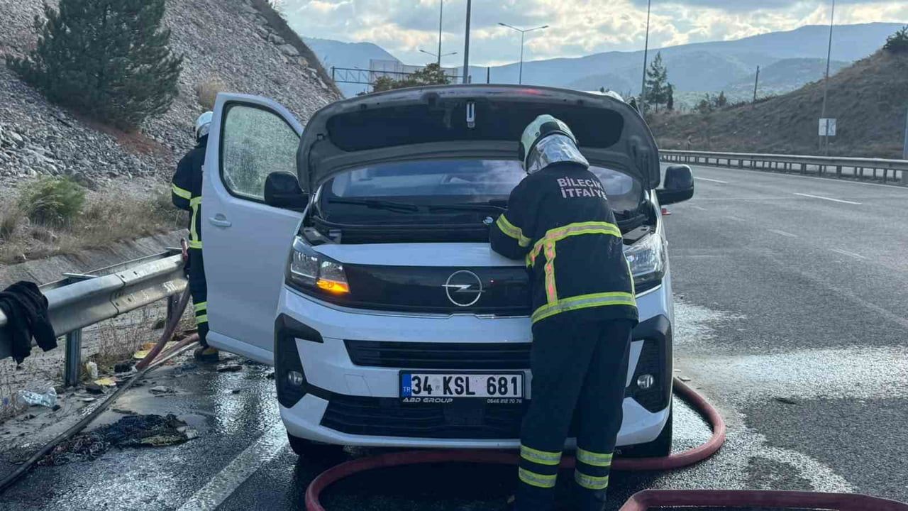 Bilecik'te seyir halindeki ticari araçta çıkan yangın kısa sürede söndürüldü