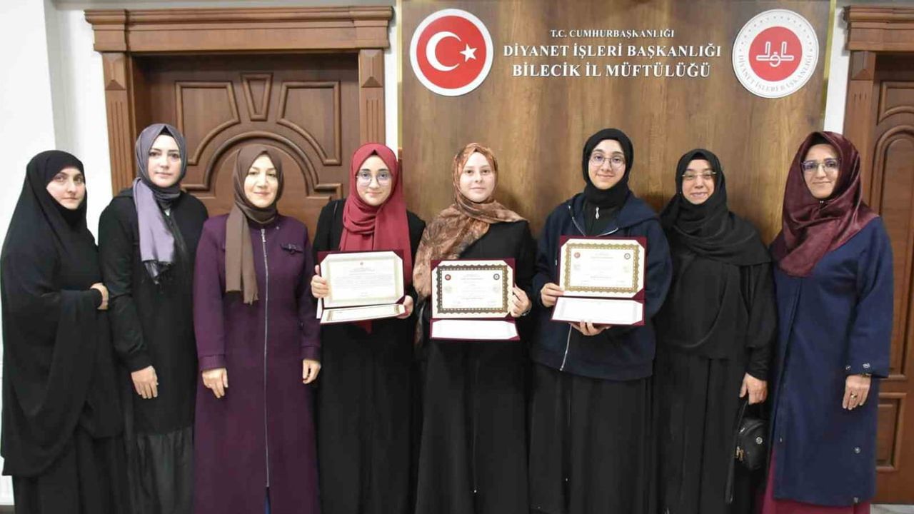 Bilecik’te Şifa Hafızlık Kız Kur’an Kursu mezunlarına hafızlık belgeleri verildi
