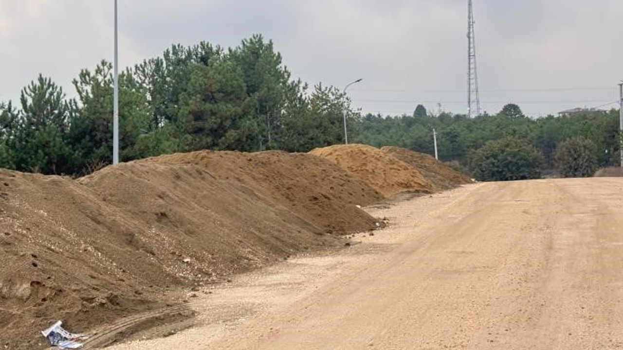 Bilecik'te yola dökülen kumlar yağmurda sürücüleri riske atıyor
