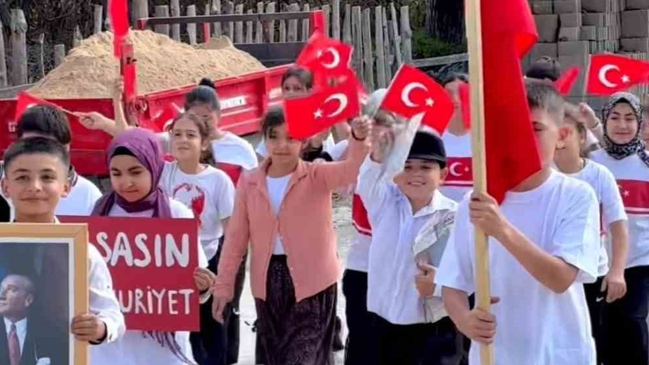 Bin 190 rakımlı köy okulunda cumhuriyet coşkusu