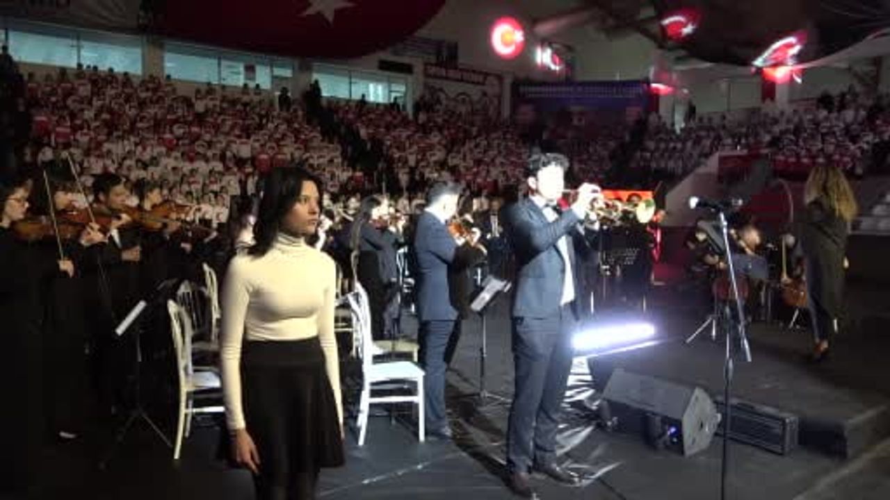 Bin 300 öğrencinin aynı sahnede buluştuğu cumhuriyet korosu Kahramanmaraş’ta coşkuyu yükseltti