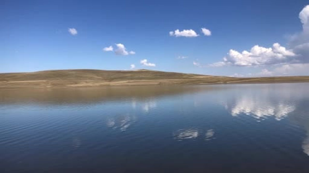 Bin 800 rakımda gökyüzü suya indi: Bayburt Barajı'nda kartpostallık yansımalar