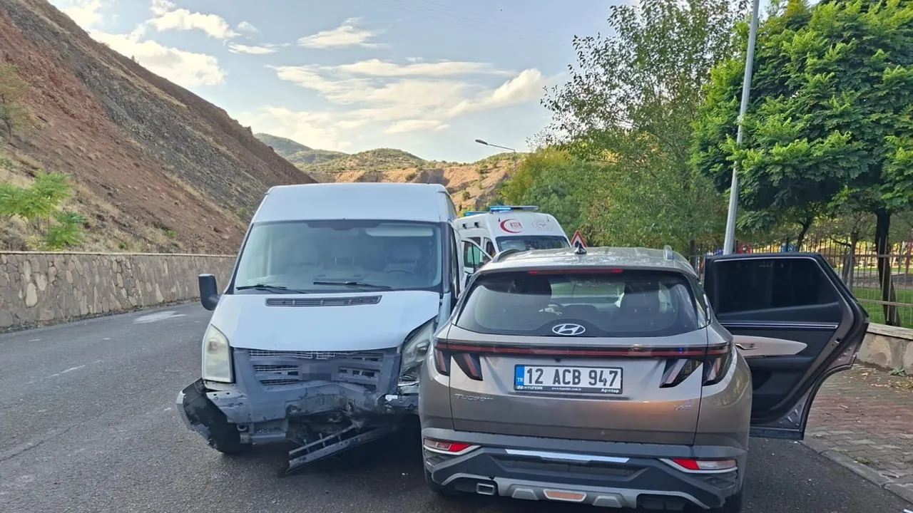 Bingöl'de Bahçelievler mahallesinde otomobil ile minibüs çarpıştı, üç kişi yaralandı