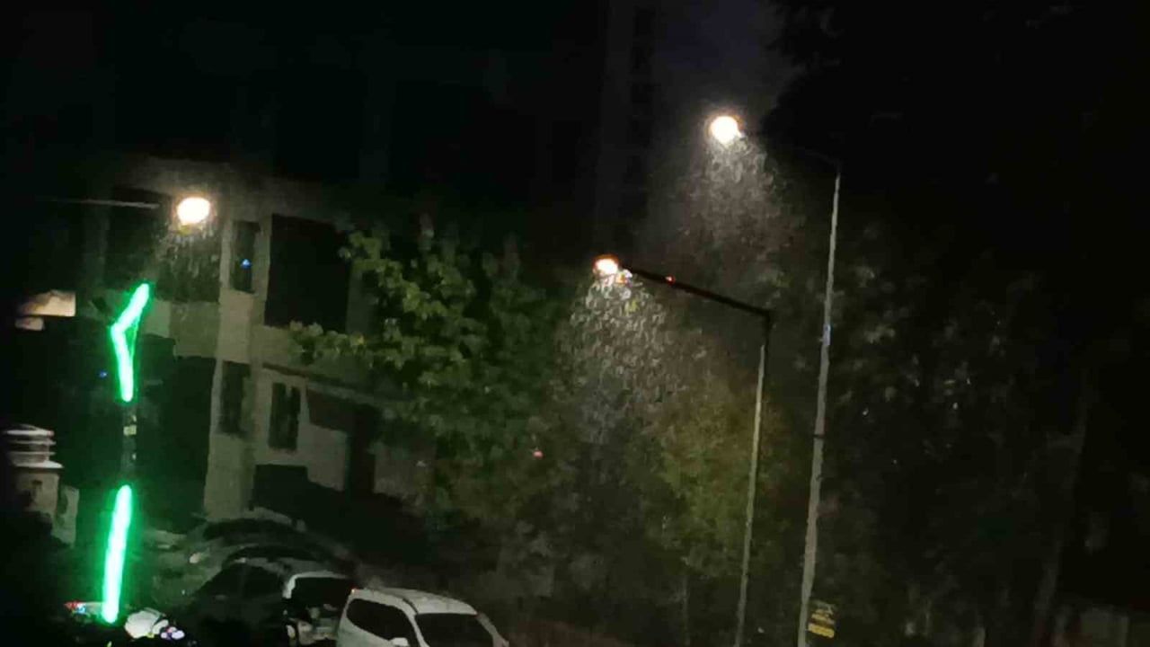 Bingöl'de gece yarısına kadar süren sağanak yaşamı etkiledi