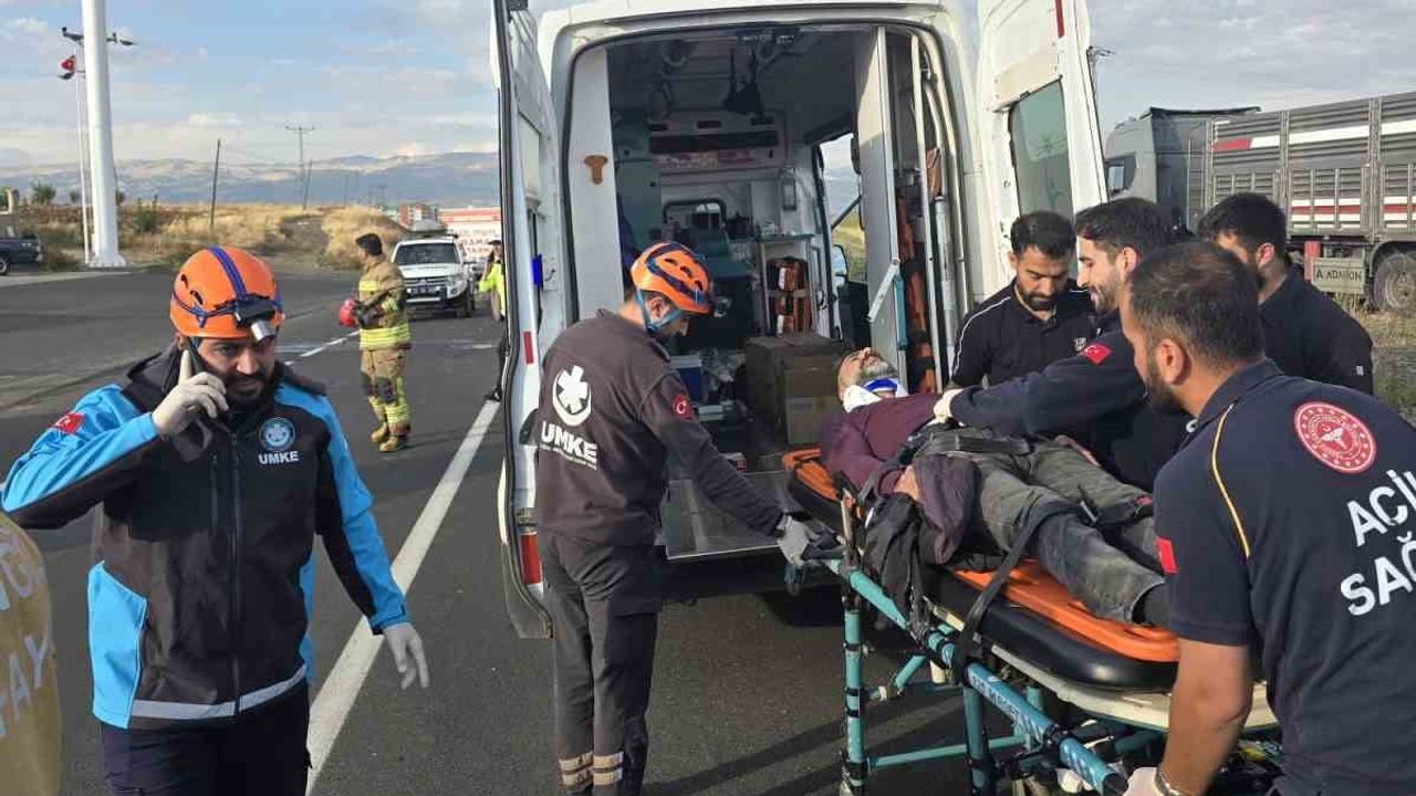 Bingöl'de kara yolunda sondaj kamyonu ile beton mikseri çarpıştı, iki kişi yaralandı