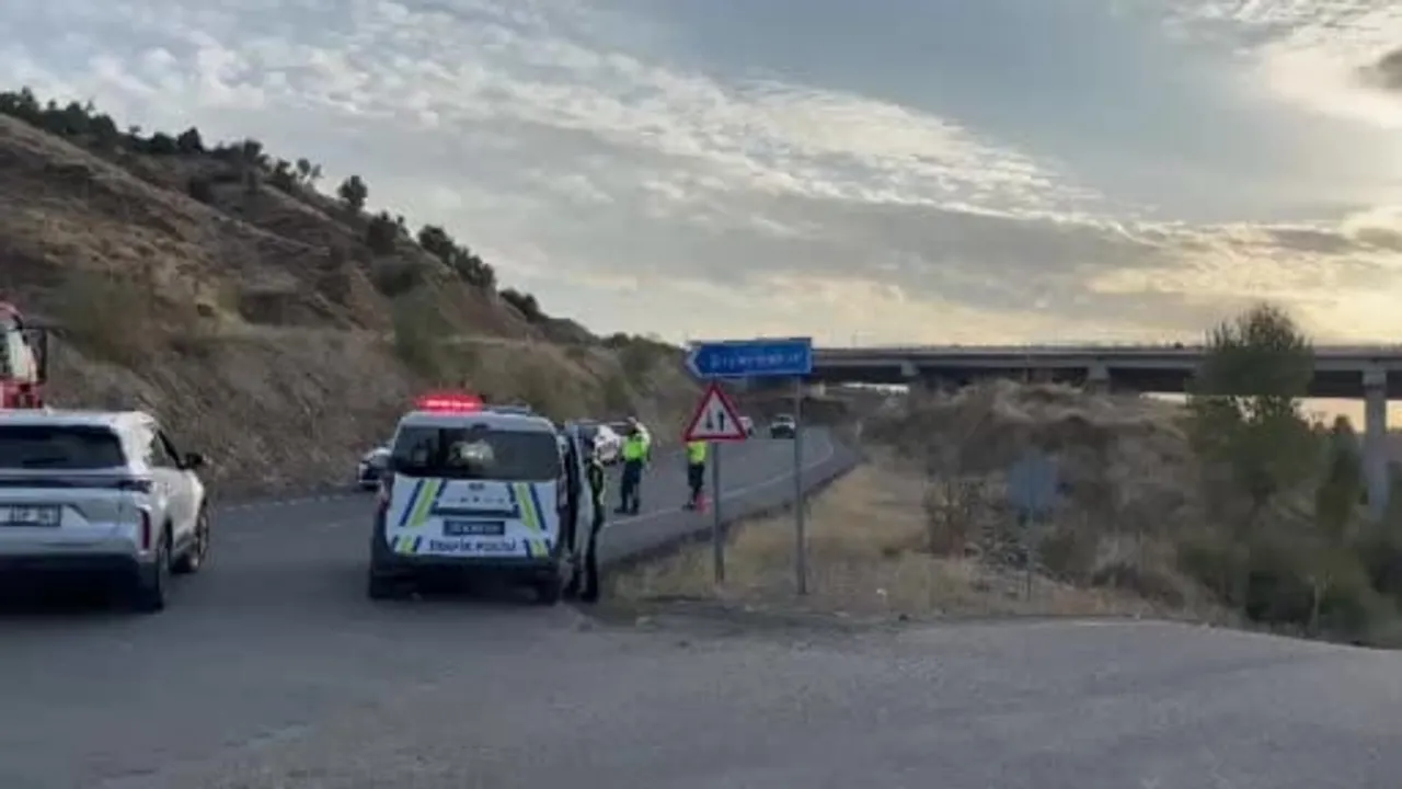 Bingöl'de kavşakta çarpışma: midibüs devrildi, 12 kişi yaralandı