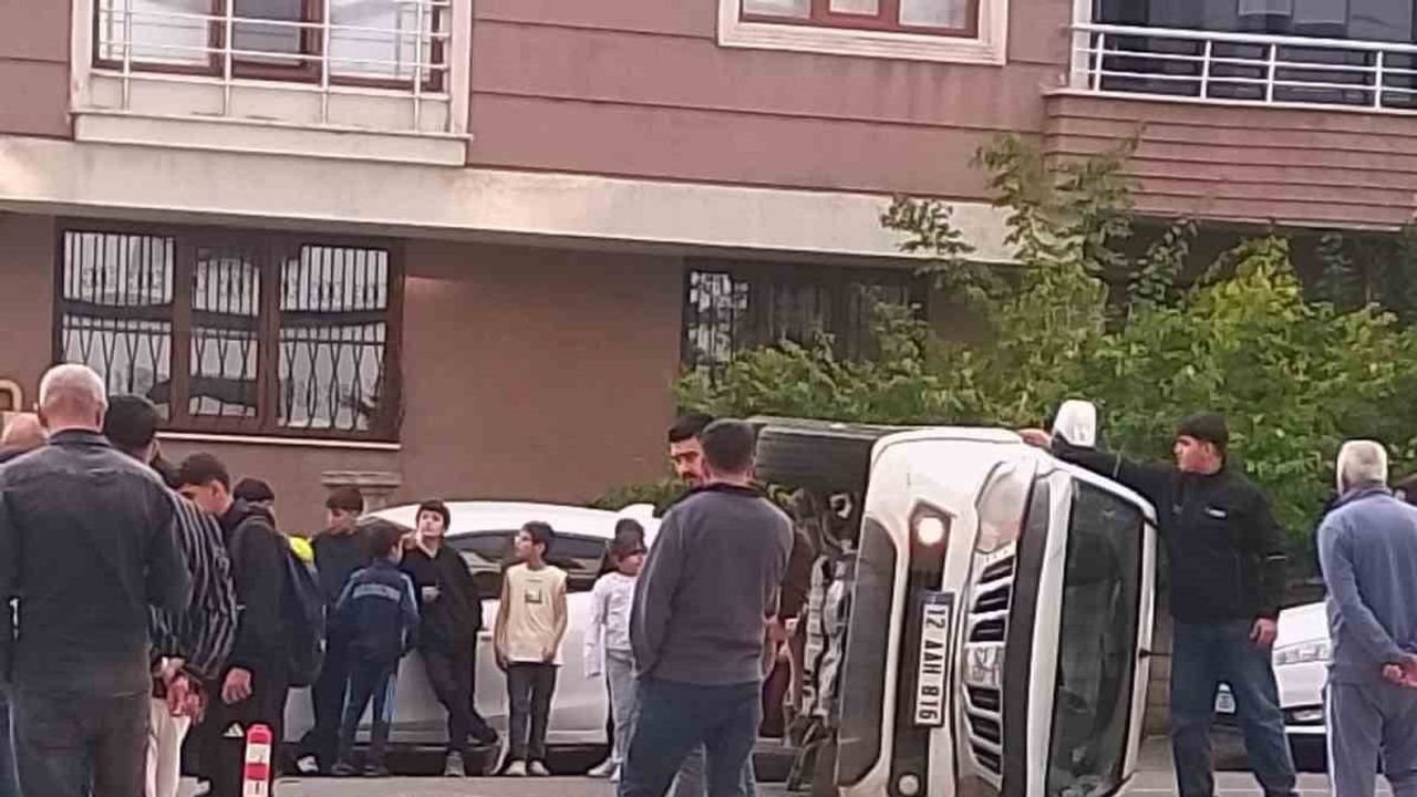 Bingöl'de mahalle yolunda çarpışma: pikap devrildi, 2 yaralı