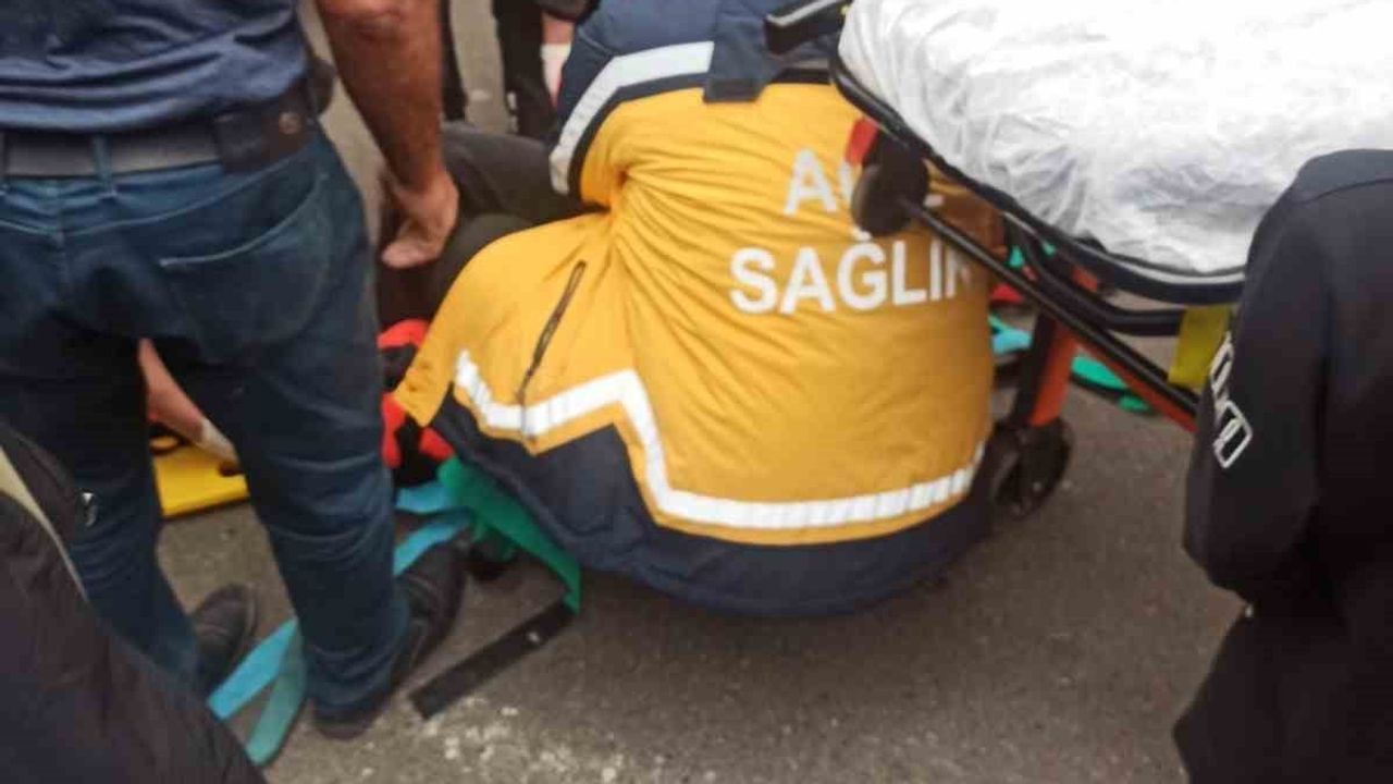 Bingöl'de mahalle yolunda taksi bisiklete çarptı, iki kişi yaralandı