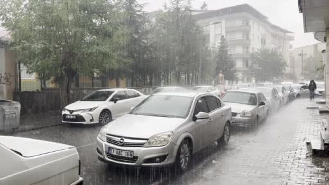 Bingöl'de yağış hızlandı, meteorolojiden sel ve rüzgar uyarısı