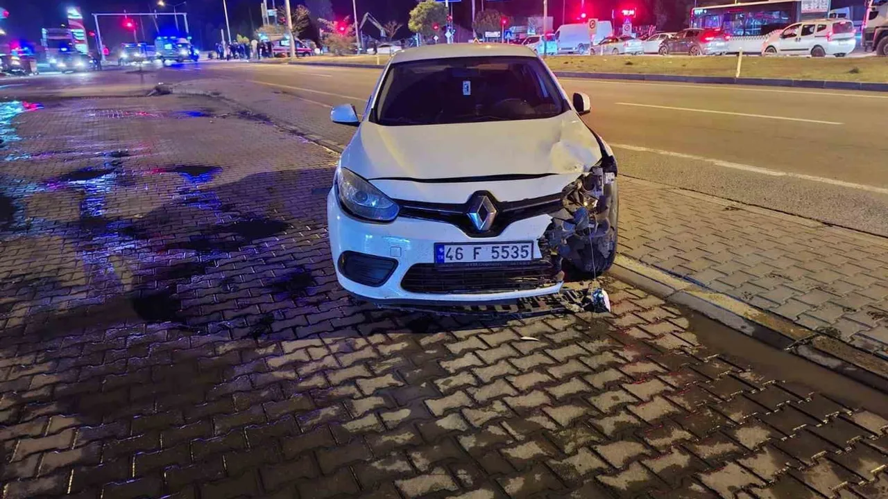 Bingöl Kervansaray Kavşağı'nda çarpışma: motosiklet ve otomobilde iki yaralı