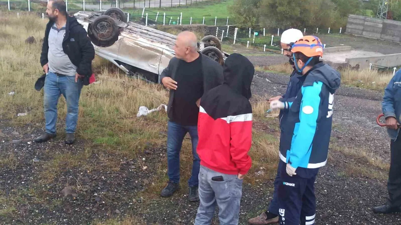 Bingöl-Muş karayolunda takla atan otomobilde iki kişi yaralandı