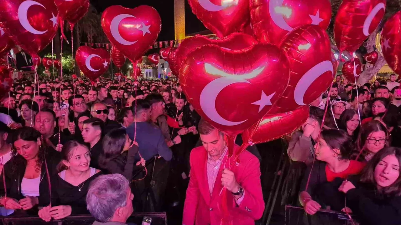 Binlerce kişi Bodrum'da fener alayı ve Dedublüman konseriyle cumhuriyeti kutladı