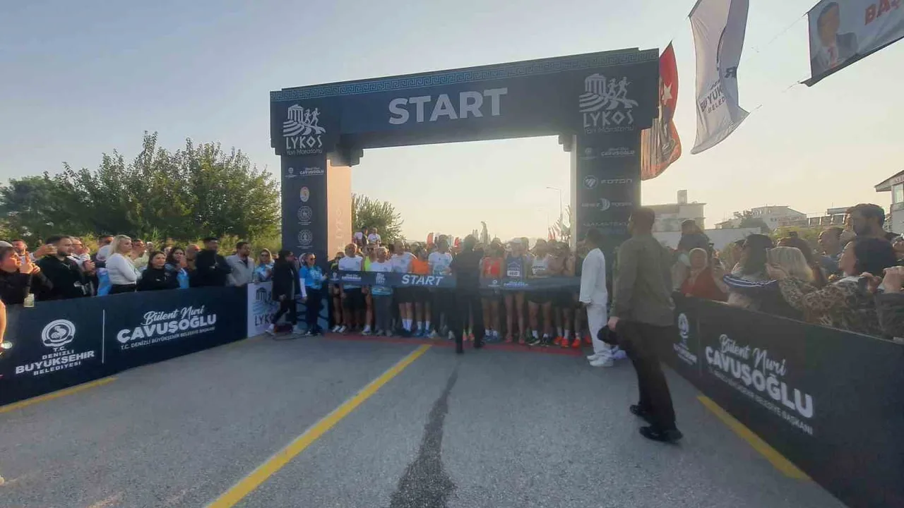 Binlerce sporcu Lykos yarı maratonu'nda Pamukkale manzarası eşliğinde yarıştı