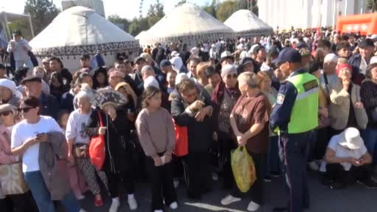 Bişkek'te göçebe mirası 120 metreye taşındı: at sucuğu kutlamanın merkezinde
