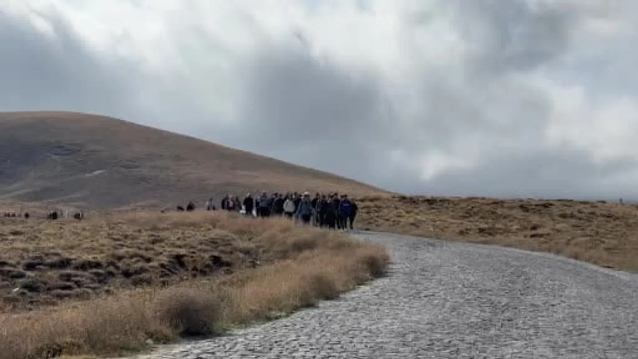 Bitlis Maarif Ailesi Nemrut kalderasında birlik ve çevre bilinci için yürüdü