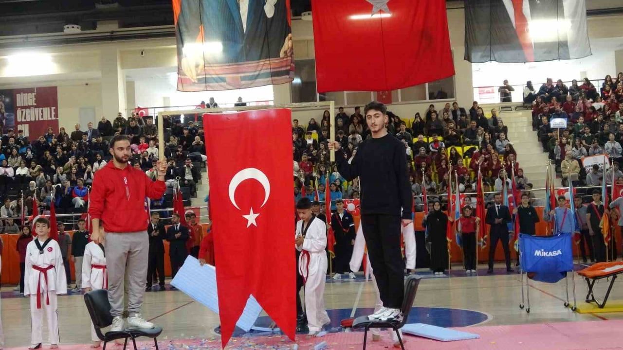 Bitlis’te cumhuriyetin ikinci yüzyılına vurgu yapan kutlama