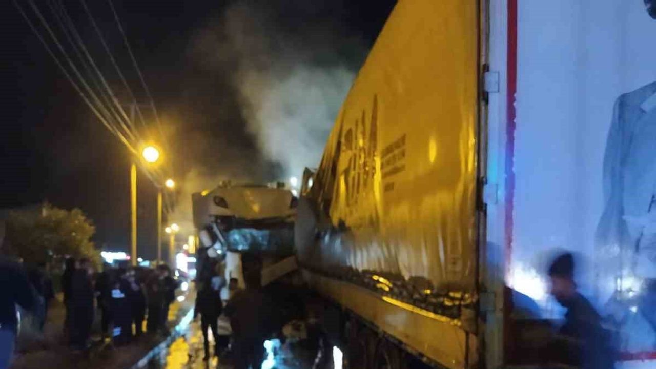 Bitlis'te tırların kafa kafaya çarpışması: 2 yaralı
