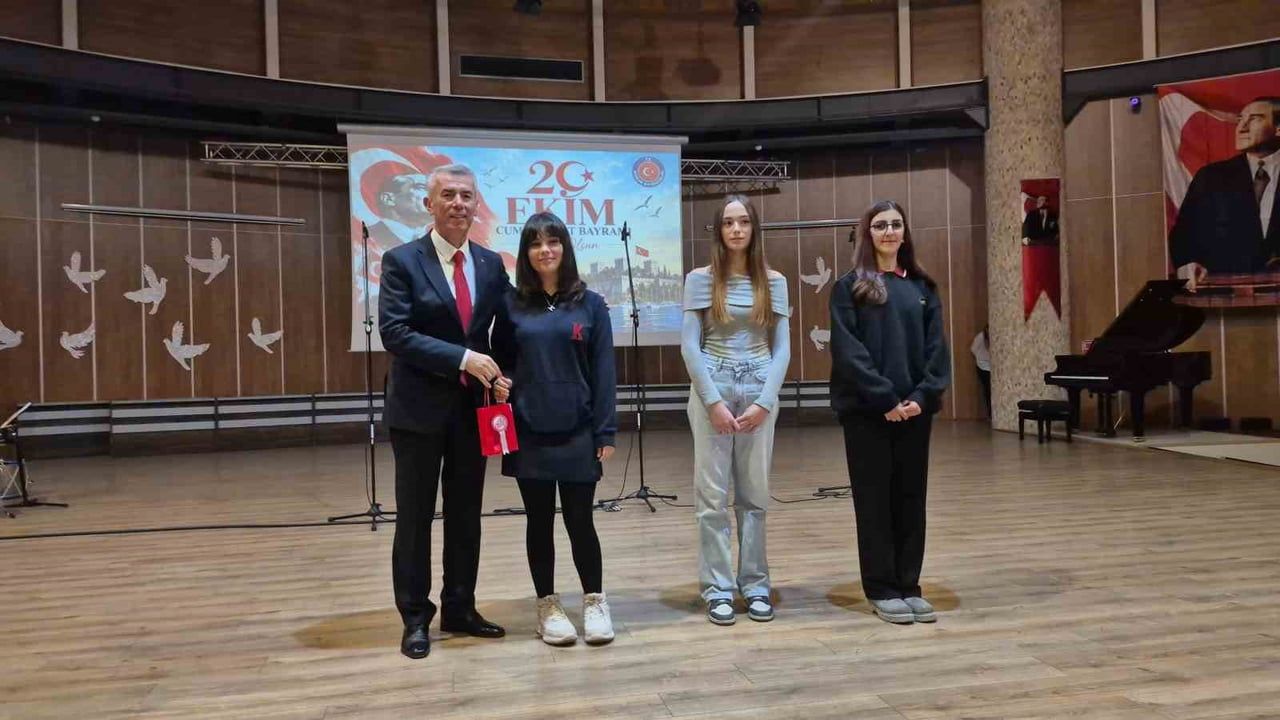 Bodrum'da 103. yıl coşkusu gençlerin gösterileriyle kutlandı