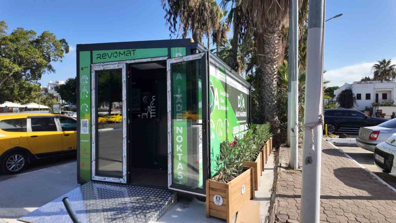 Bodrum'da geri dönüşüm seferberliği: DOA makineleri ve izmarit kutuları yayılıyor