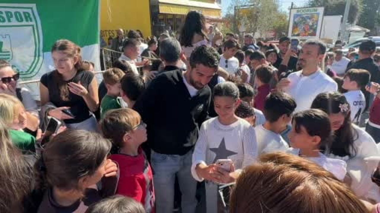 Bodrum'da iyilik pazarı: futbolcular ve dizi oyuncuları hayranlarla buluştu