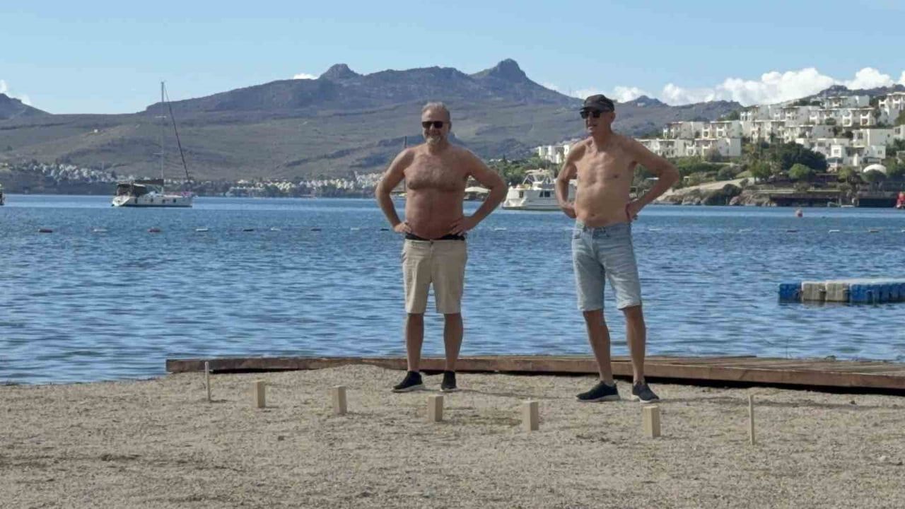 Bodrum'da kasım güneşi turistleri denize çekti