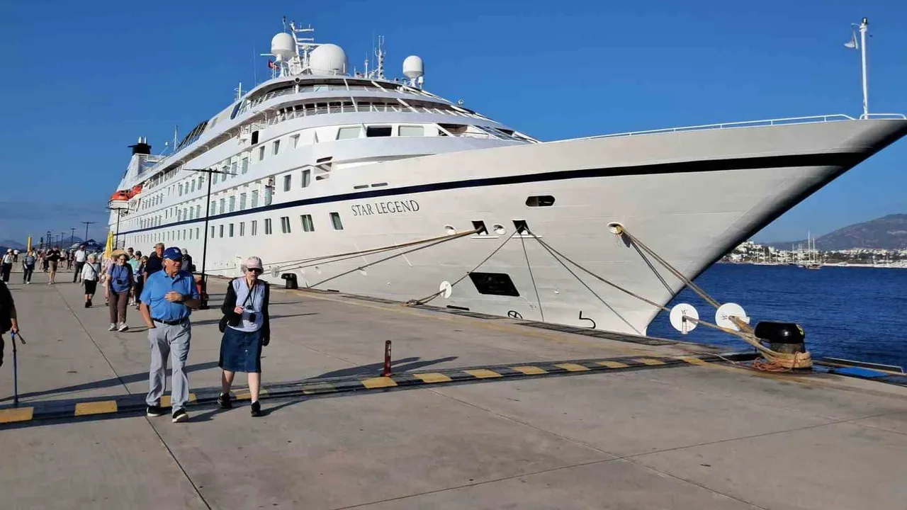 Bodrum'da kruvaziyer hareketliliği: 300 yolcusuyla butik gemi demirledi