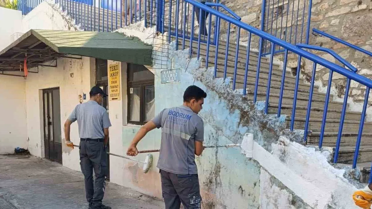 Bodrum'da mavi ve beyaz dokunuş: sokaklar, okullar ve trafo binaları yenileniyor