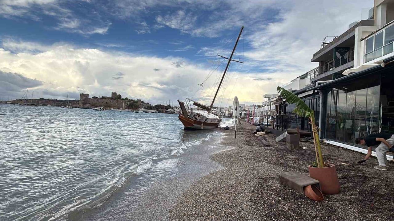 Bodrum'da sert hava 2,5 milyon liralık yelkenliyi kıyıya sürükledi