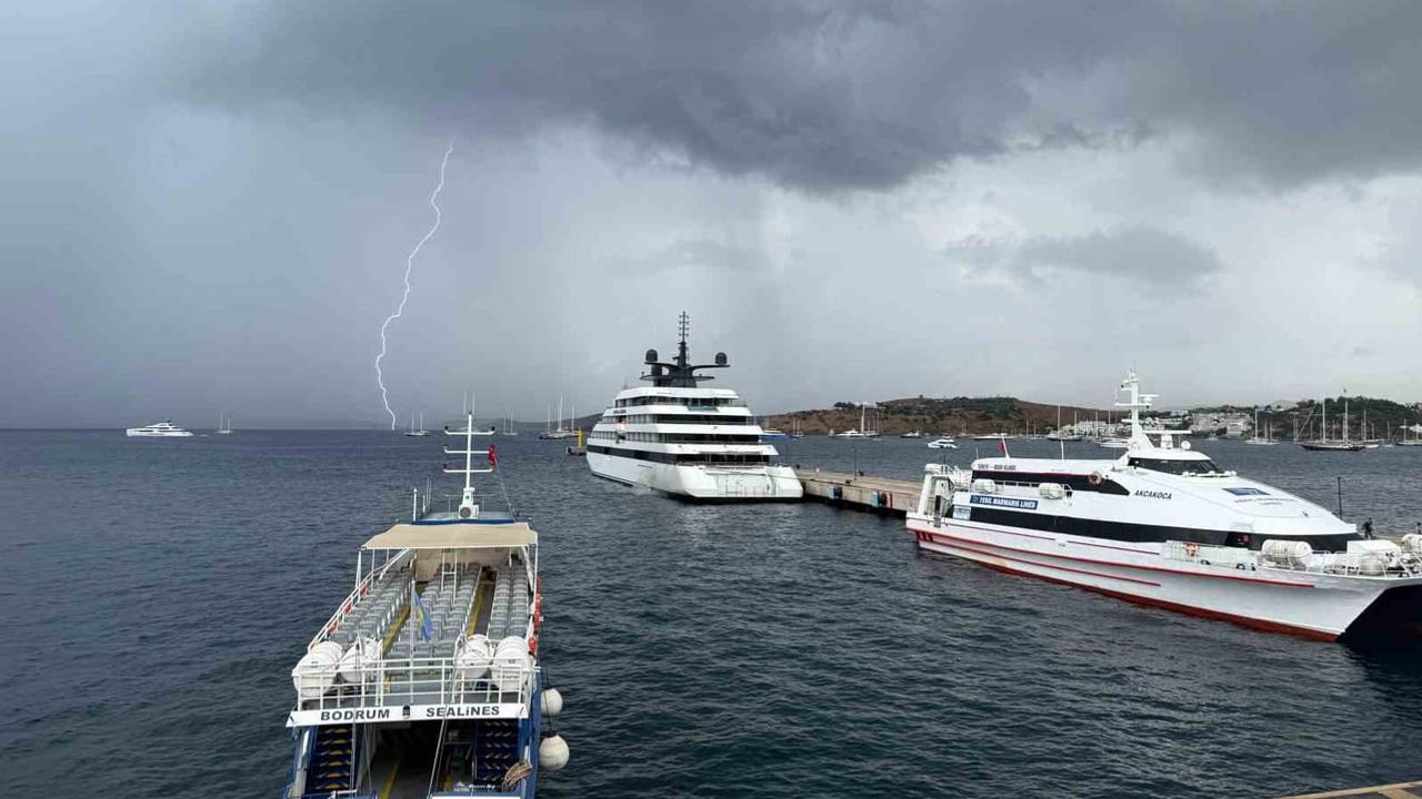 Bodrum limanına yanaşan Emerald Azzurra 100 yolcu getirdi