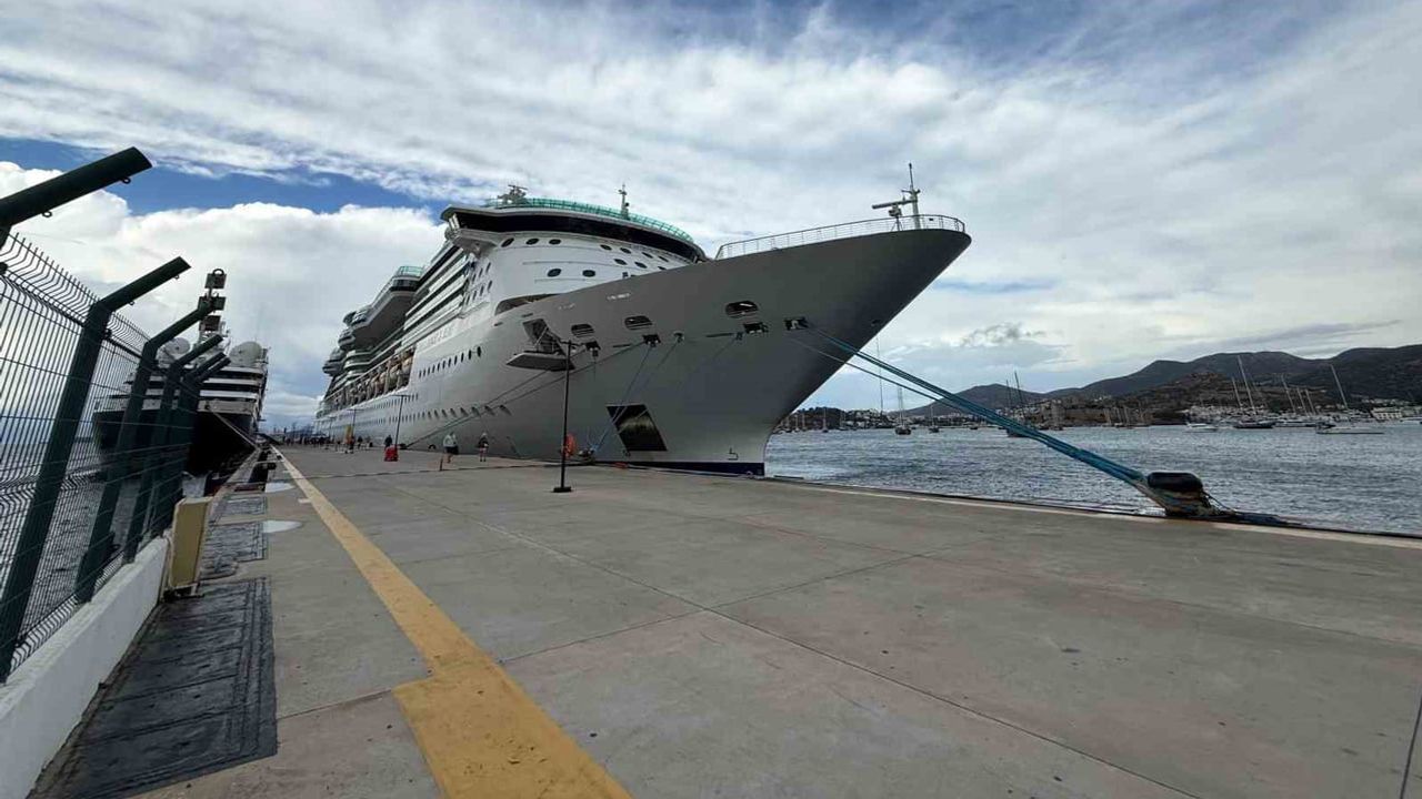 Bodrum limanında iki kruvaziyerle 2 bin 437 yolcu hareketliliği