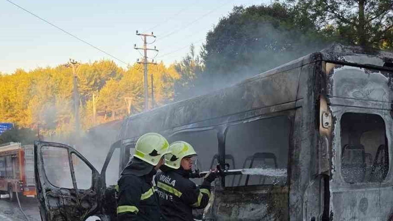 Bodrum Mumcular'da servis minibüsü yangında kullanılamaz hale geldi