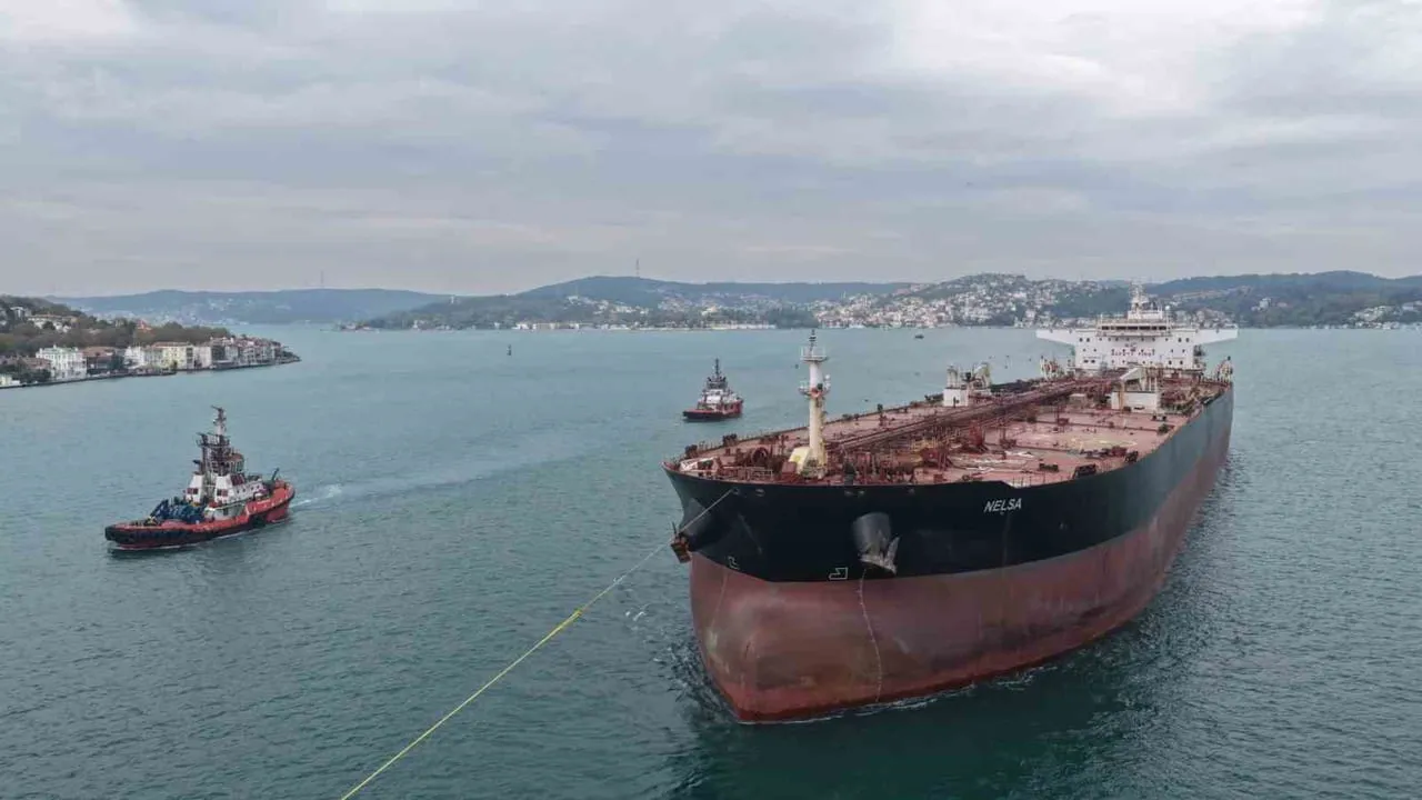 Boğazda güvenlik önlemi: 'Nelsa' tankerinin geçişi nedeniyle trafik askıya alındı