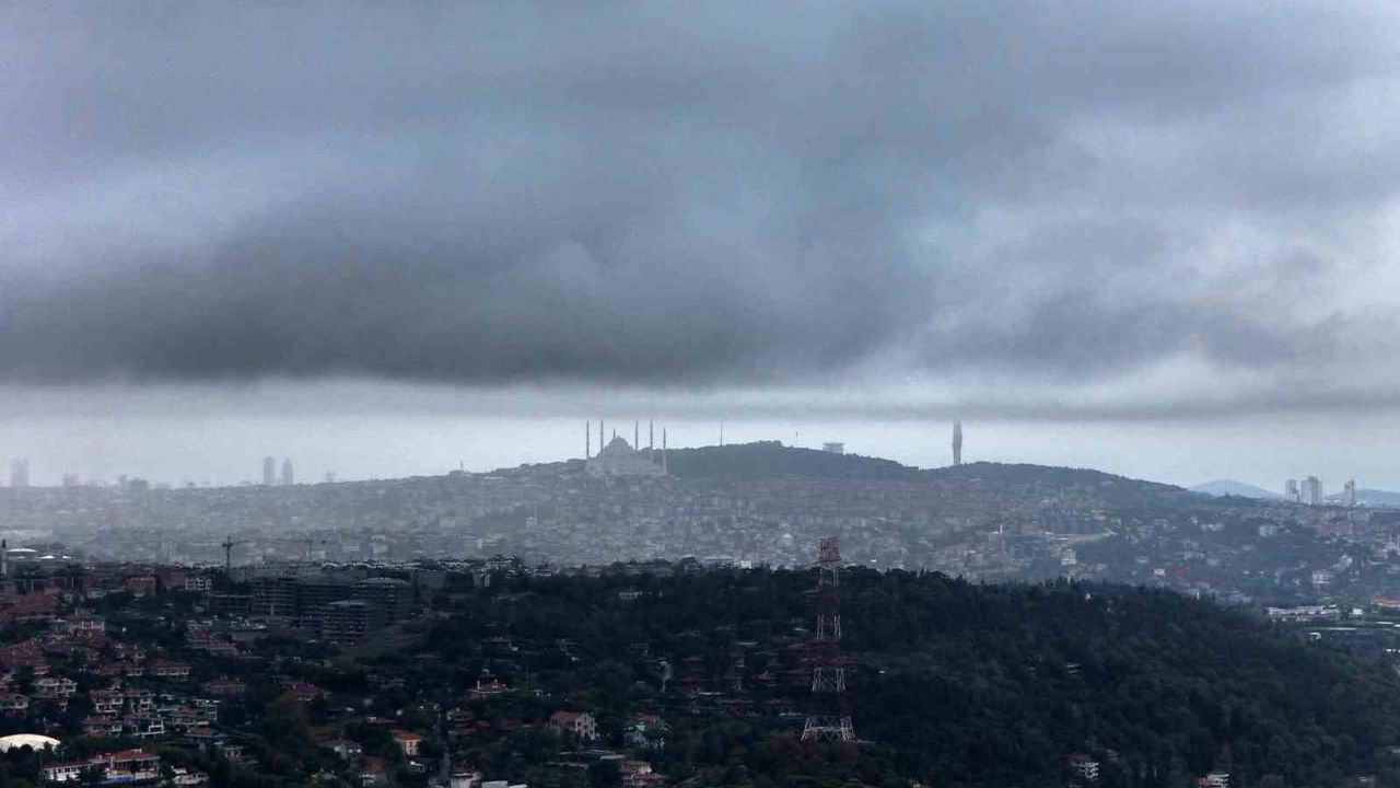 Boğazdan gelen kara bulutlar İstanbul'u kısa sürede kararttı
