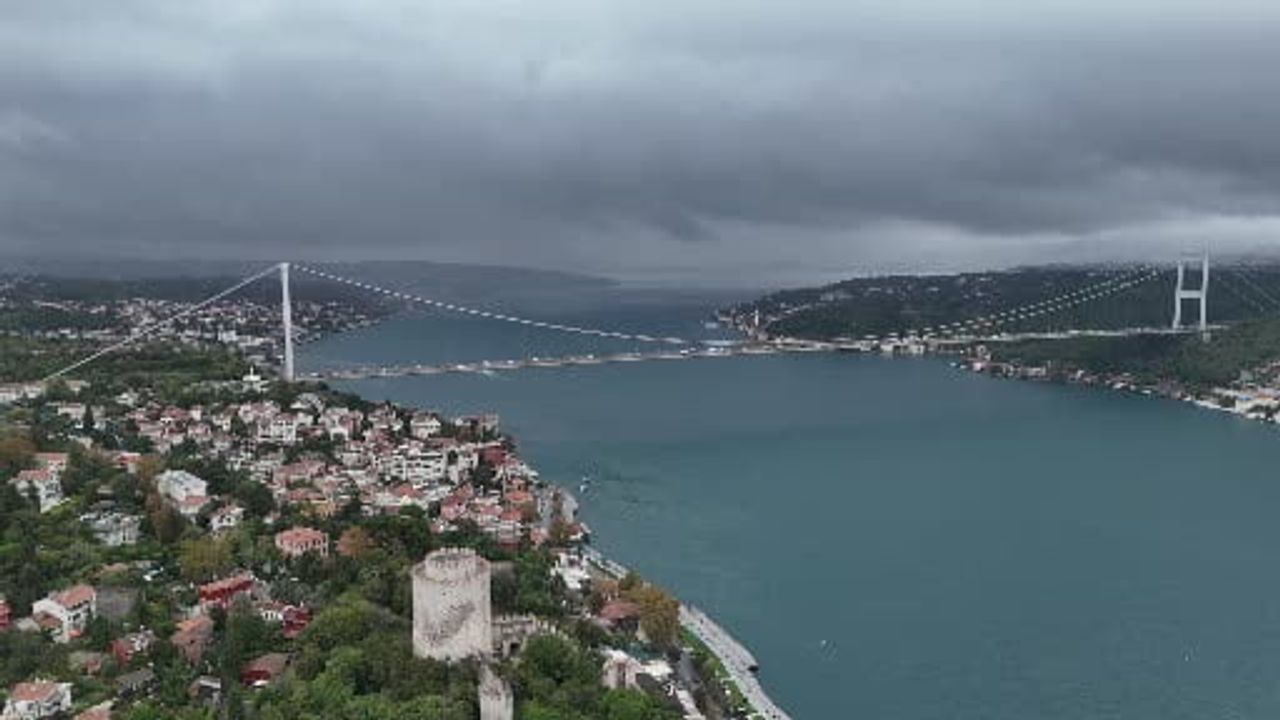 Boğazdan gelen kara bulutlar İstanbul üzerinde ani kararma yarattı