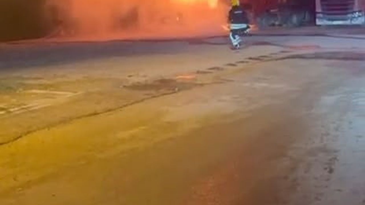 Bolu'da Dağkent'te park halindeki tırlarda yangın: iki tır zarar gördü