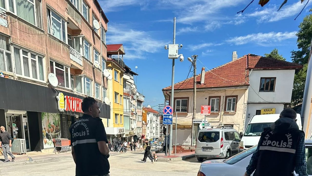 Bolu'da iş kıyafetiyle gelenler yola duba koyup 1 milyon liralık telefon kablosunu çaldı