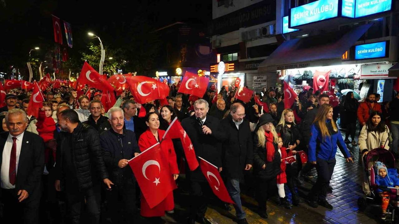 Bolu'da olumsuz hava şartlarına rağmen alanlara çıkan binlerce kişi cumhuriyeti coşkuyla kutladı