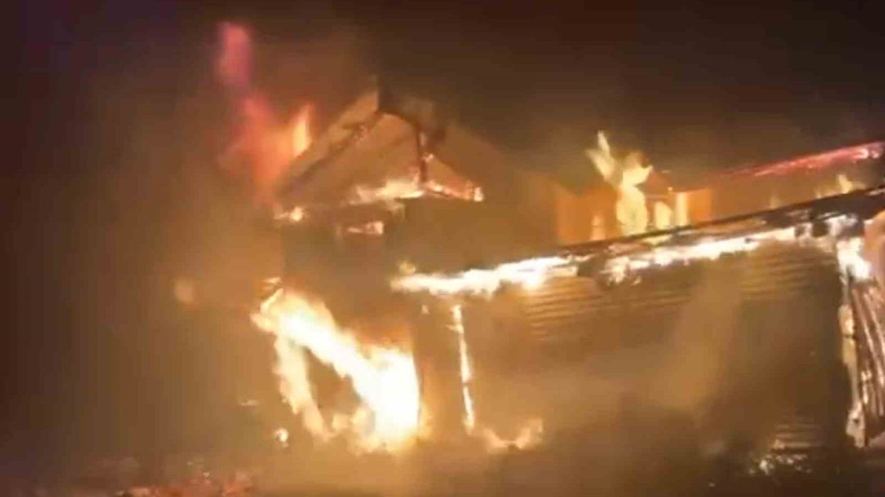Bolu'da rüzgarın etkisiyle yayla evi ve eklentileri kül oldu