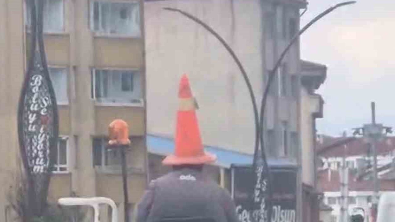 Bolu'da trafikte duba takılı başıyla traktörle ilerleyen sürücü dikkat çekti